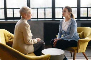 counseling-session-yellow-chairs-1980